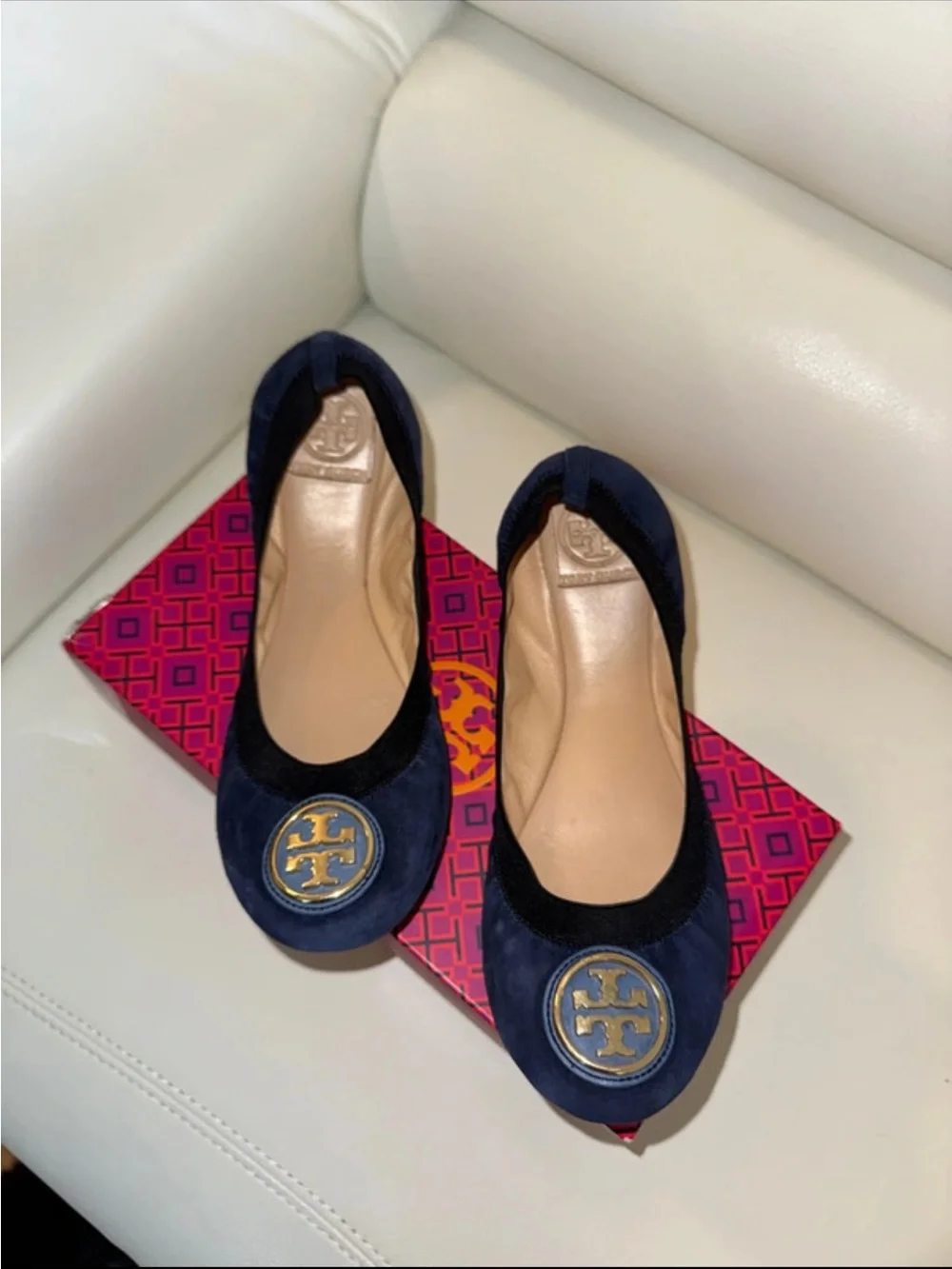 TORY BURCH NAVY SUEDE ROUND TOE LOGO BALLET FLATS